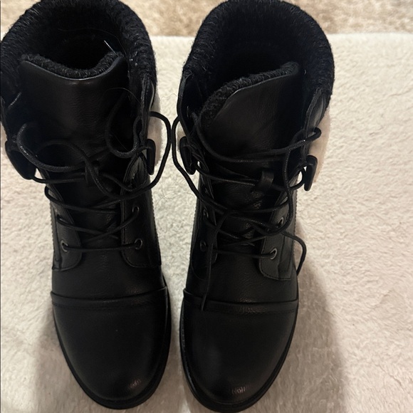 Women's Black and Cream Ankle Boots Sz 9 worn only once! - Picture 3 of 6